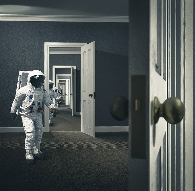 astronaut in mirror rooms